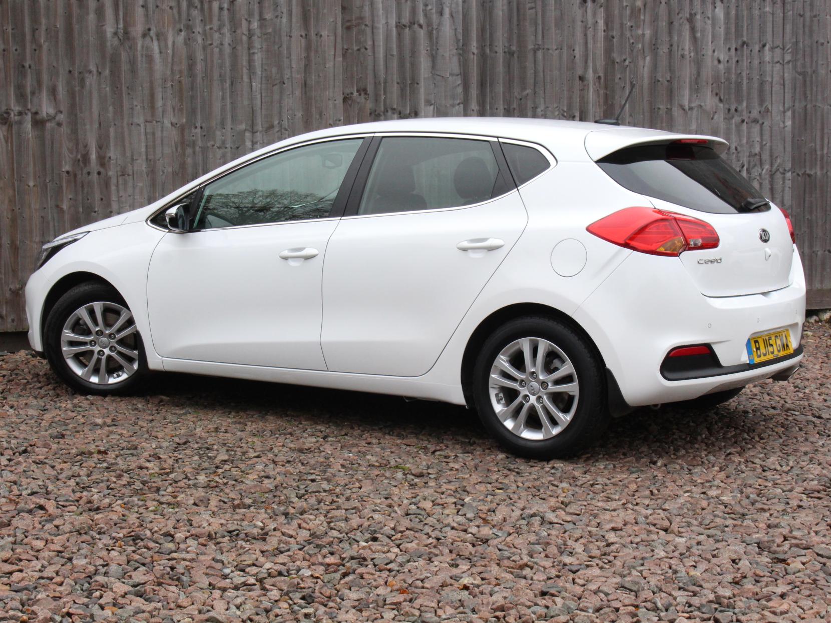 Kia Ceed 1.6 CRDi EcoDynamics 3 Hatchback 5dr Diesel Manual Euro 5 (s/s) (126 bhp)