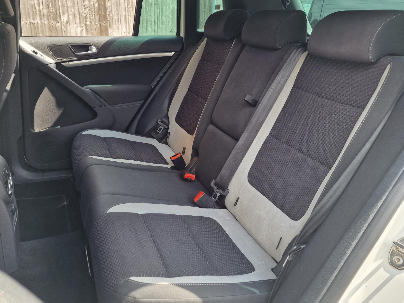 Volkswagen Tiguan 2.0 TDI BlueMotion Tech R-Line SUV 5dr Diesel DSG 4WD Euro 6 (s/s) (150 ps)