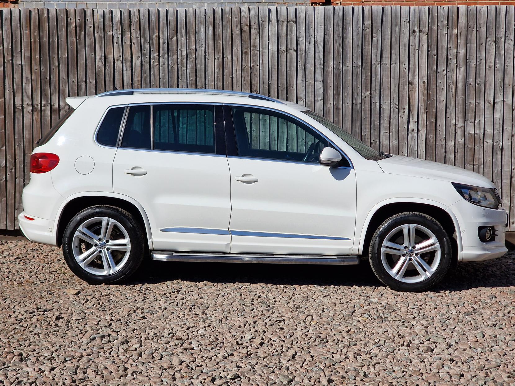 Volkswagen Tiguan 2.0 TDI BlueMotion Tech R-Line SUV 5dr Diesel Manual 4WD Euro 5 (s/s) (140 ps)